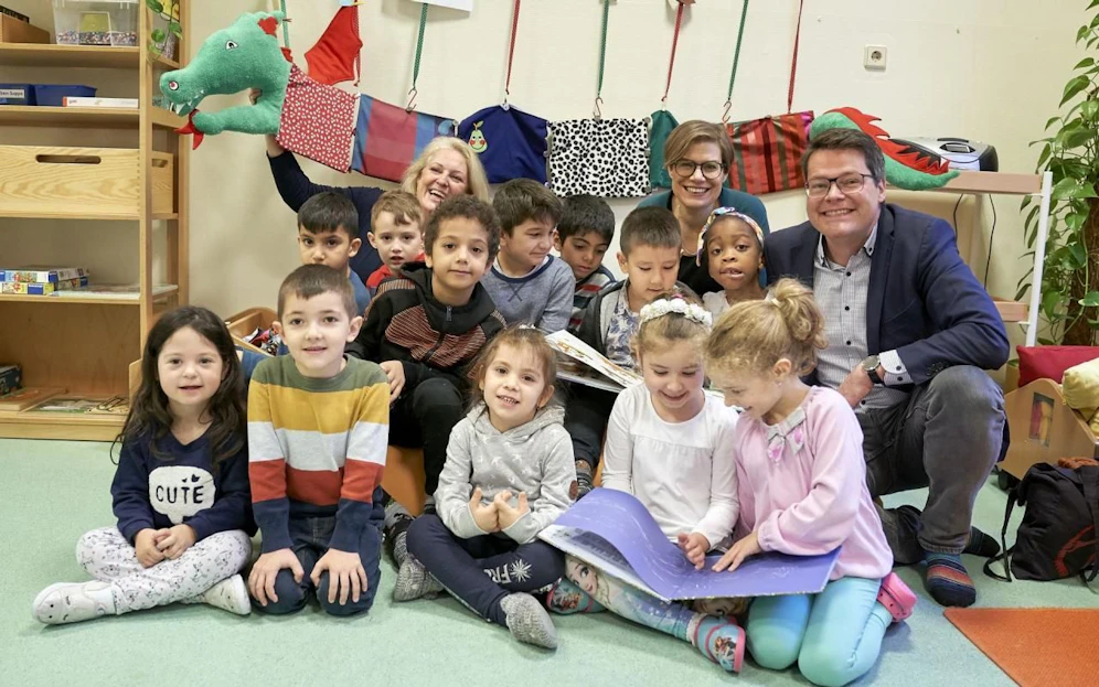 Der Bücherdrache Leselilli begeistert nicht nur die Kinder im KIndergarten Wurmsergasse, sondern auch Jugendstadtrat Jürgen Czernohorszky (r.) und Gemeinderätin Ursula Berner (2.v.r.)