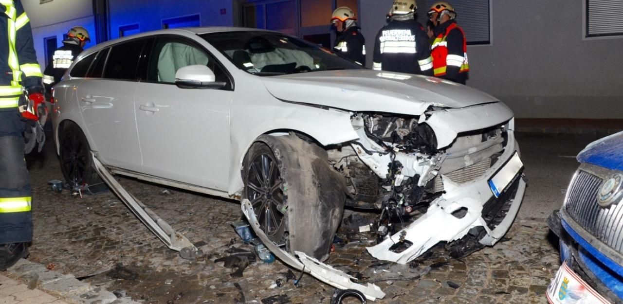 Heute.at - Sekundenschlaf: Pkw kracht in geparkte Autos