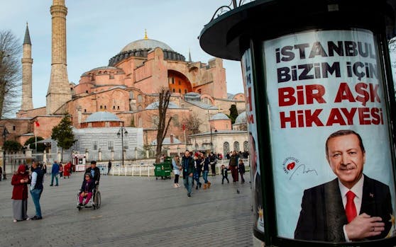 Ein Wahlplakat des türkischen Präsidenten Recep Tayyip Erdogan ziert eine Litfaßsäule vor der Hagia Sophia.