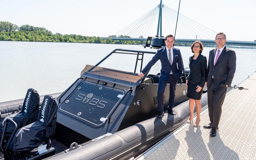 Hafen Wien jubelt über 3. Rekord in Folge (v.li: Wien Holding-Direktor Kurt Gollwitzer, die technische Geschäftsführerin des Hafen Wien Doris Pulker-Rohrhofer und der kaufmännische Geschäftsführer des Hafen Wien Fritz Lehr).