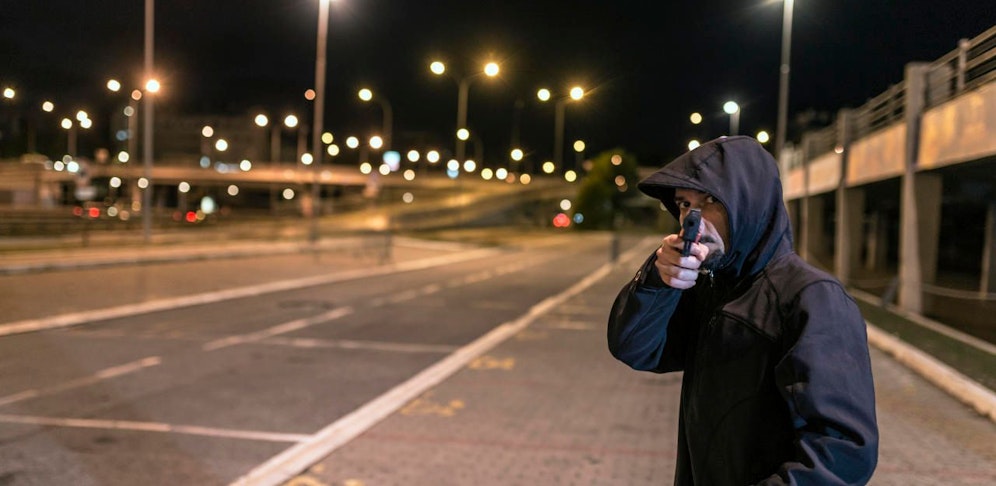 In zwei Fällen wurden am Montag um 21 Uhr Männer in Wels von Unbekannten mit einer Waffe bedroht und ausgeraubt. (Symbolfoto)