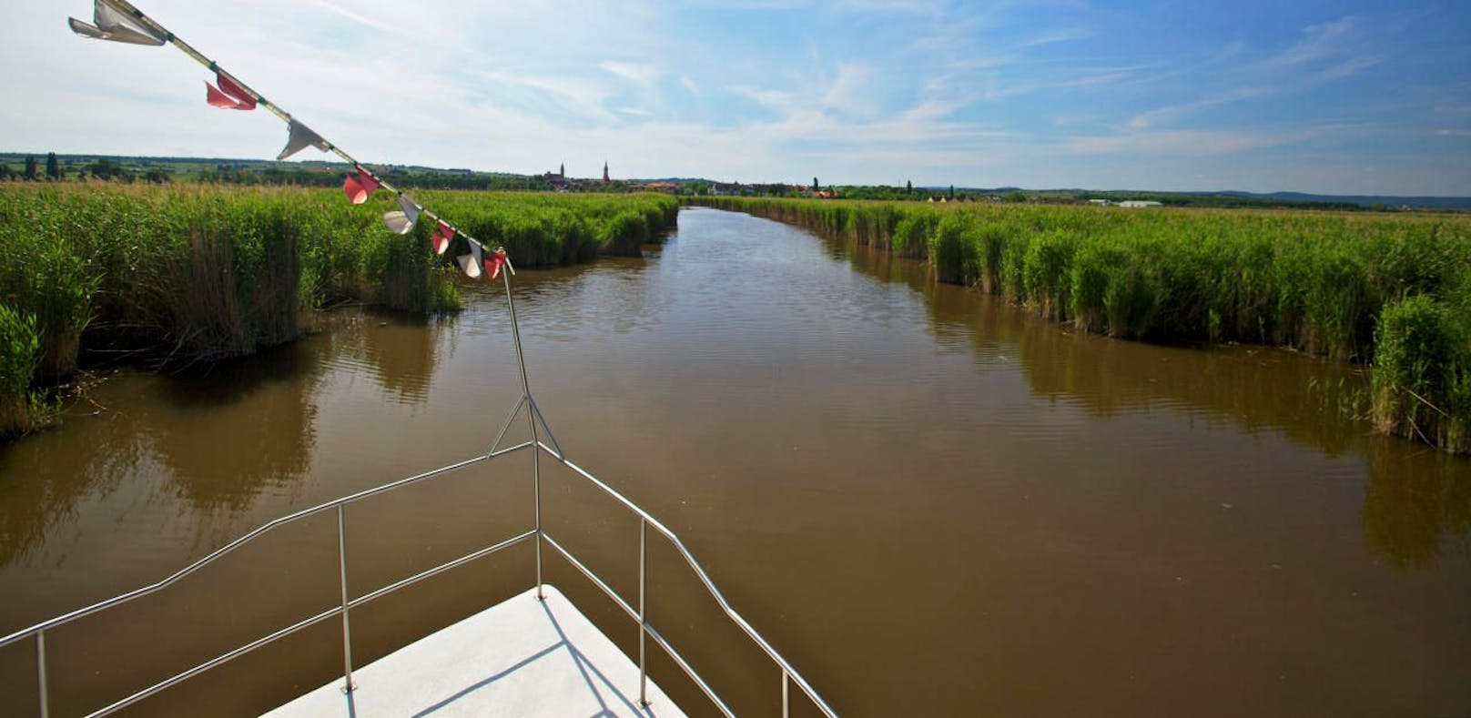 Kanal am Neusiedlersee bei Rust, Burgenland.