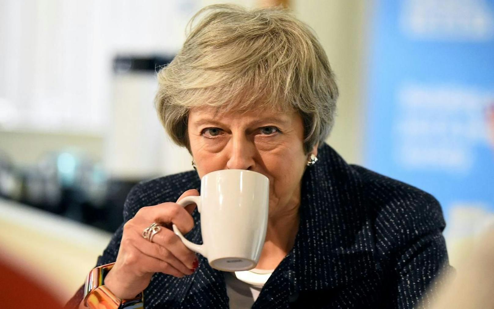 Theresa May mit einer Tasse Tee in einem Community Center in Belfast, am 5. Februar 2019.