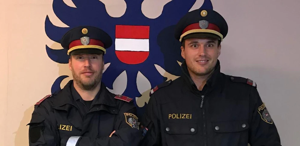 Revierinspektor Christian S. (links im Bild) und Inspektor Julian H. (rechts im Bild) gelang die erfolgreiche Reanimation des 63-jährigen Mannes, der auf offener Straße zusammengebrochen war.