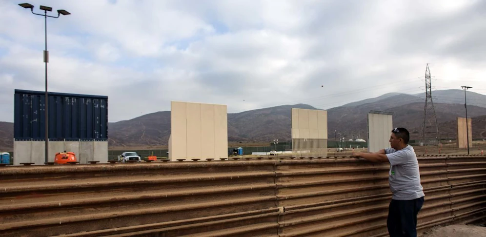 Die ersten Prototypen von Trumps Mauer stehen