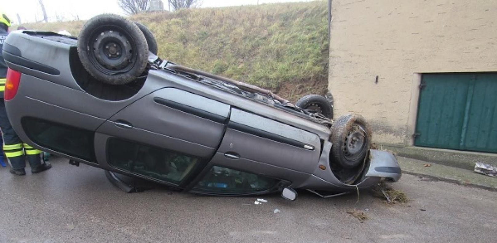 Auto am Dach: Unfall fordert Schwerverletzten