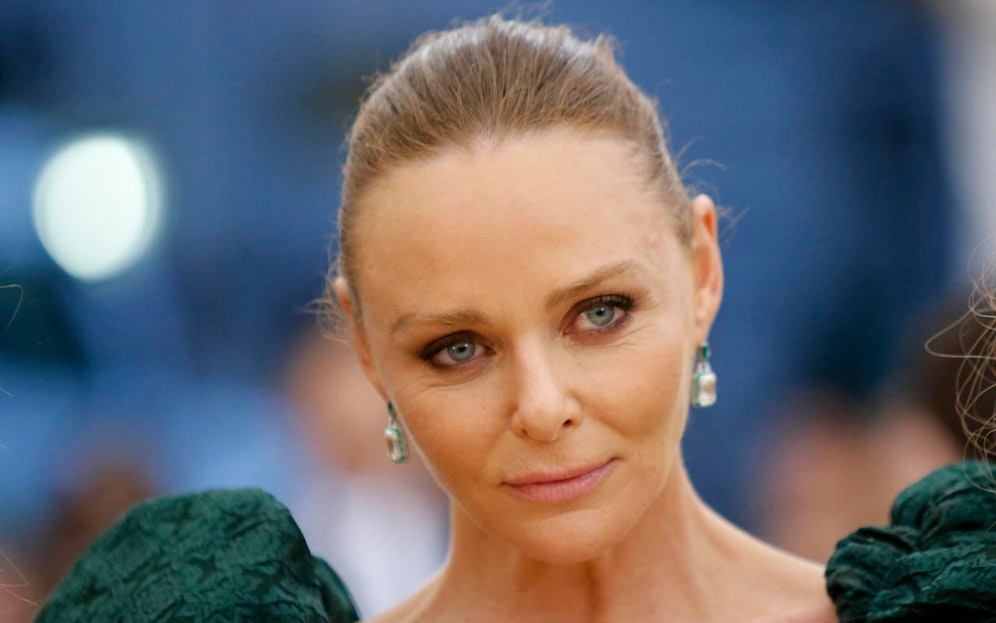 Stella McCartney war eine der ersten Stimmen der Modebranche, die die Idee der Nachhaltigkeit salontauglich gemacht hat. 
