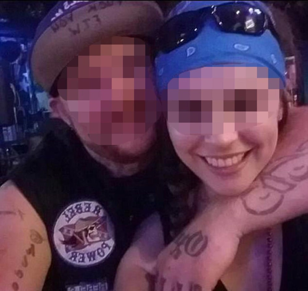 Da lachen sie noch! Doch bei der Hochzeit wollte Kate P. (25) ihren frisch gebackenen Ehemann James (30) über den Haufen schießen. 