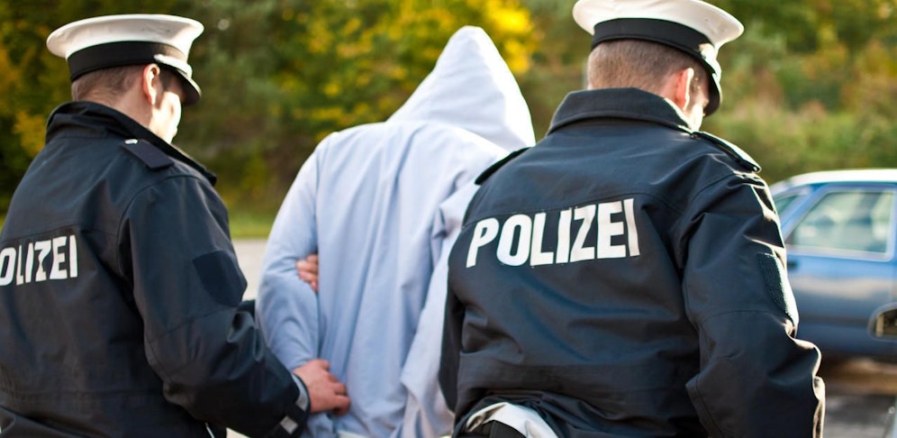 (Symbolfoto): Die Polizei konnte die drei jugendlichen Räuber rasch in der Nähe des Börseplatzes festnehmen.