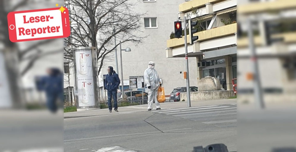 Der Mann nimmt die Bedrohung durch das Coronavirus sehr ernst.