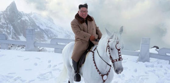 Welche Bedeutung der Propaganda-Ritt auf den heiligen Berg in Nordkorea haben soll, darüber wird weltweit gerätselt.