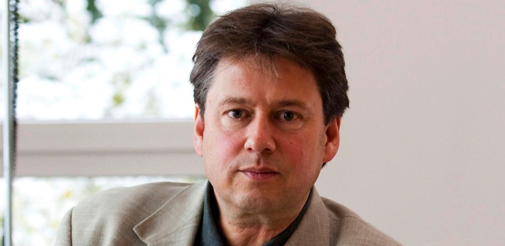 Wie können wir den Schaden für die Wirtschaft klein halten? Der Ökonom Reiner Eichenberger sagt : "Das Ziel könnte also eine klug gelenkte Durchseuchung sein." Denn je mehr Leute das Virus gehabt hätten, desto weniger könne es sich ausbreiten und Alte und Schwache gefährden.