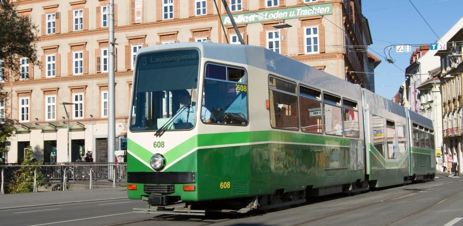Ein 21-Jährige, die beim Zusammenstoß mit einer Straßenbahn in Murgasse verletzt wurde, ist am Mittwoch im LKH Graz gestorben.