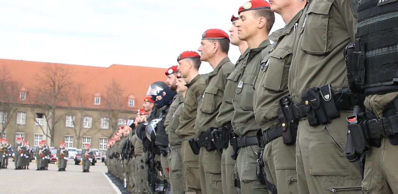 Heute.at - Minister Starlinger hat drei Generäle abberufen