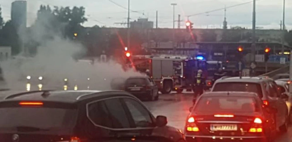 Um etwa 7 Uhr ging in der Stadlau ein Pkw in Flammen auf.