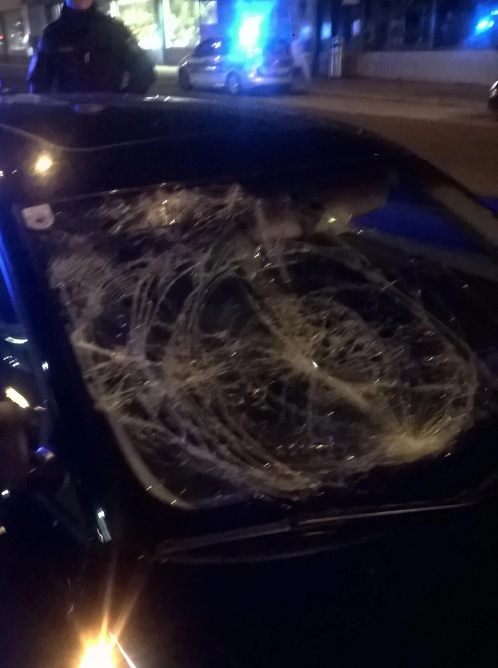 Der 30-jährige Fußgänger prallte mit dem Kopf gegen die Windschutzscheibe des PKW.