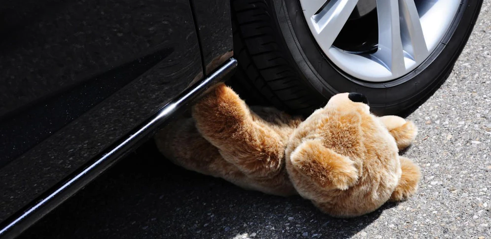 Der Dreijährige lief direkt vor das fahrende Auto (Symbolbild).