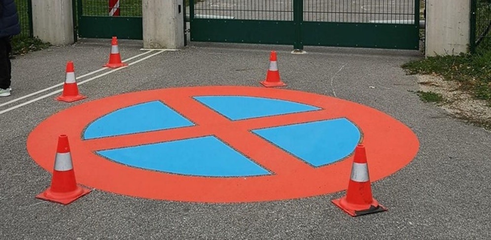 Die neue "Halte und Parken verboten"-Bodenmarkierung vor dem Eingang zum Kindergarten in Eichgraben.