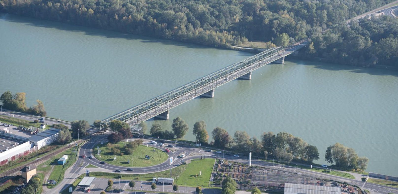 Unter die Mauthausener Brücke soll eine Ersatzbrücke gehängt werden.