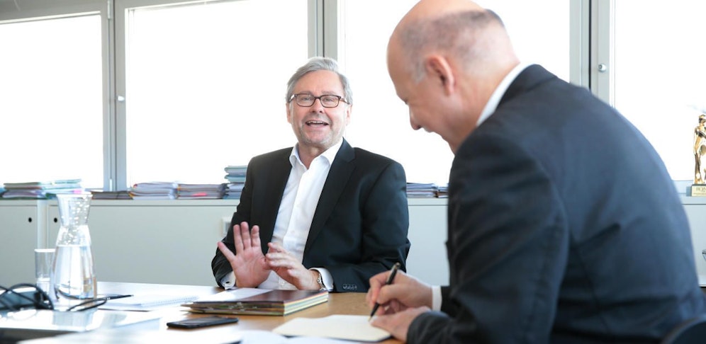 "Heute"-Chefredakteur Christian Nusser (rechts) beim Interview mit ORF-General Alexander Wrabetz (links)