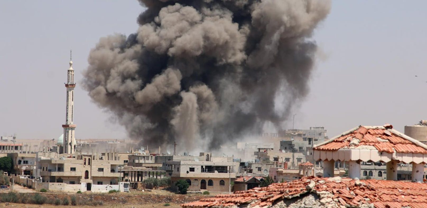 Bei einem Luftangriff auf ein IS-Gefängnis sollen 15 Dschihadisten und 42 Häftlinge ums Leben gekommen sein. Archivbild.