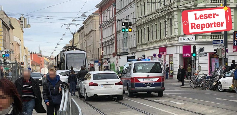 Der Toyota Prius krachte mit der Straßenbahn zusammen.