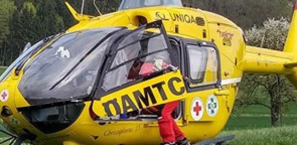 Der Rettungshubschrauber brachte den Mann ins Spital  Symbolbild.
