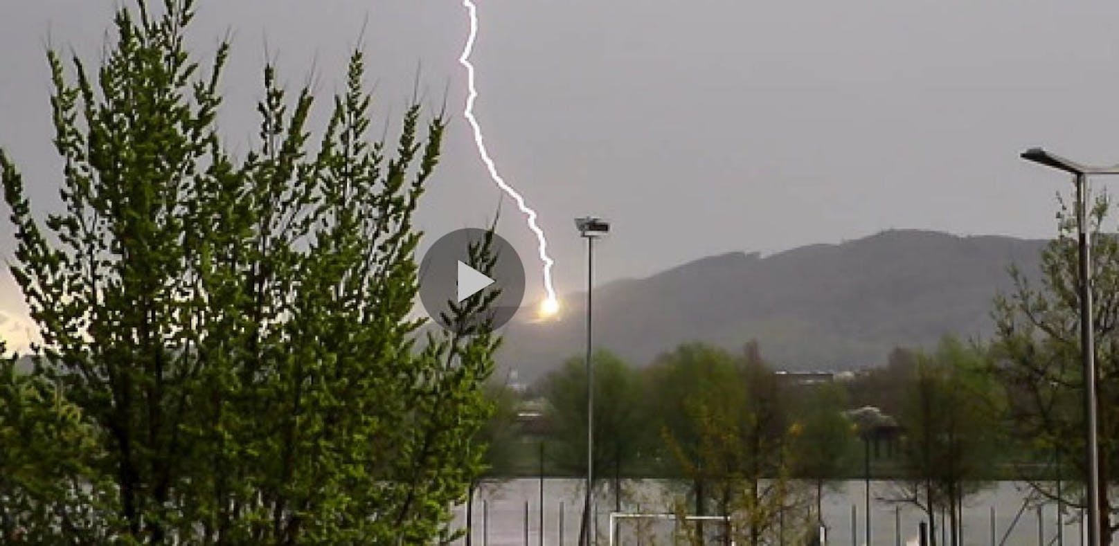 Gewitter in Linz: Video zeigt Blitz-Einschlag!