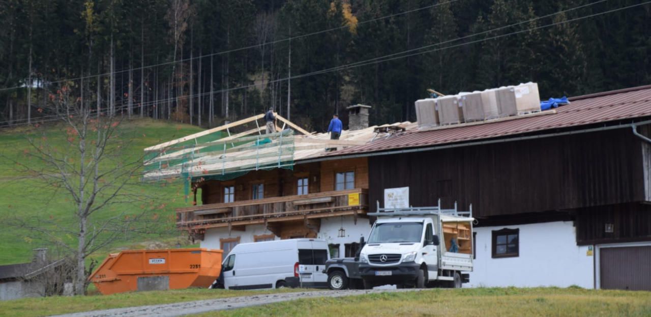 Beim Werken am Dach brach eine Platte – der Arbeiter stürzte vier Meter in die Tiefe. (Symbolbild)