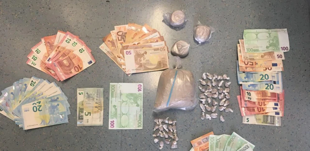 In der "Bunkerwohnung" des mutmaßlichen Dealers wurden rund 2.000 Euro Bargeld und 214 Gramm Heroin sichergestellt.