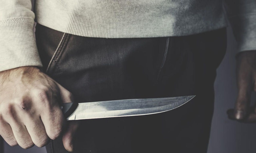 Der Mann zog plötzlich ein Messer.