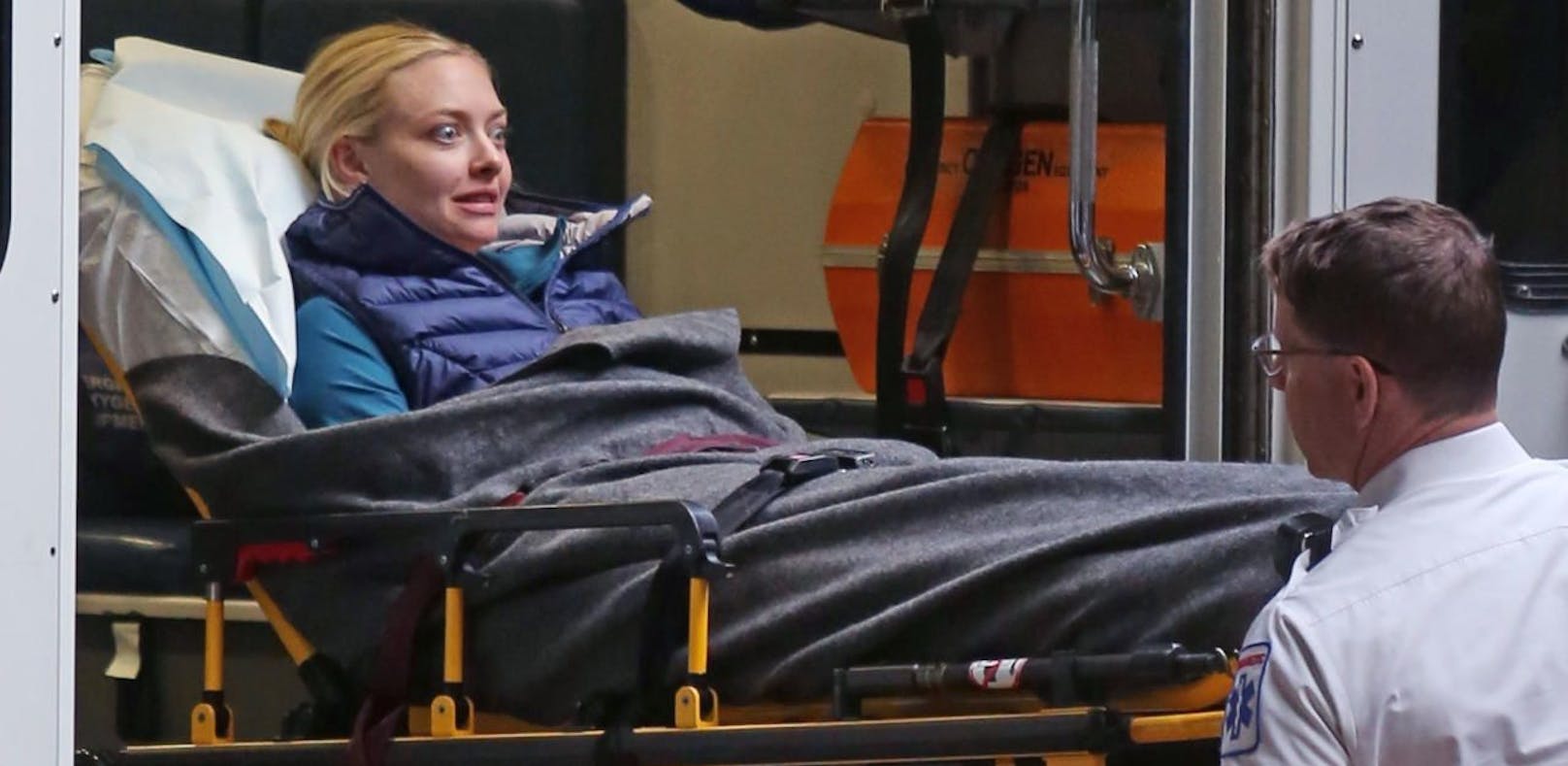 Amanda Seyfried scherzt sogar im Krankenwagen
