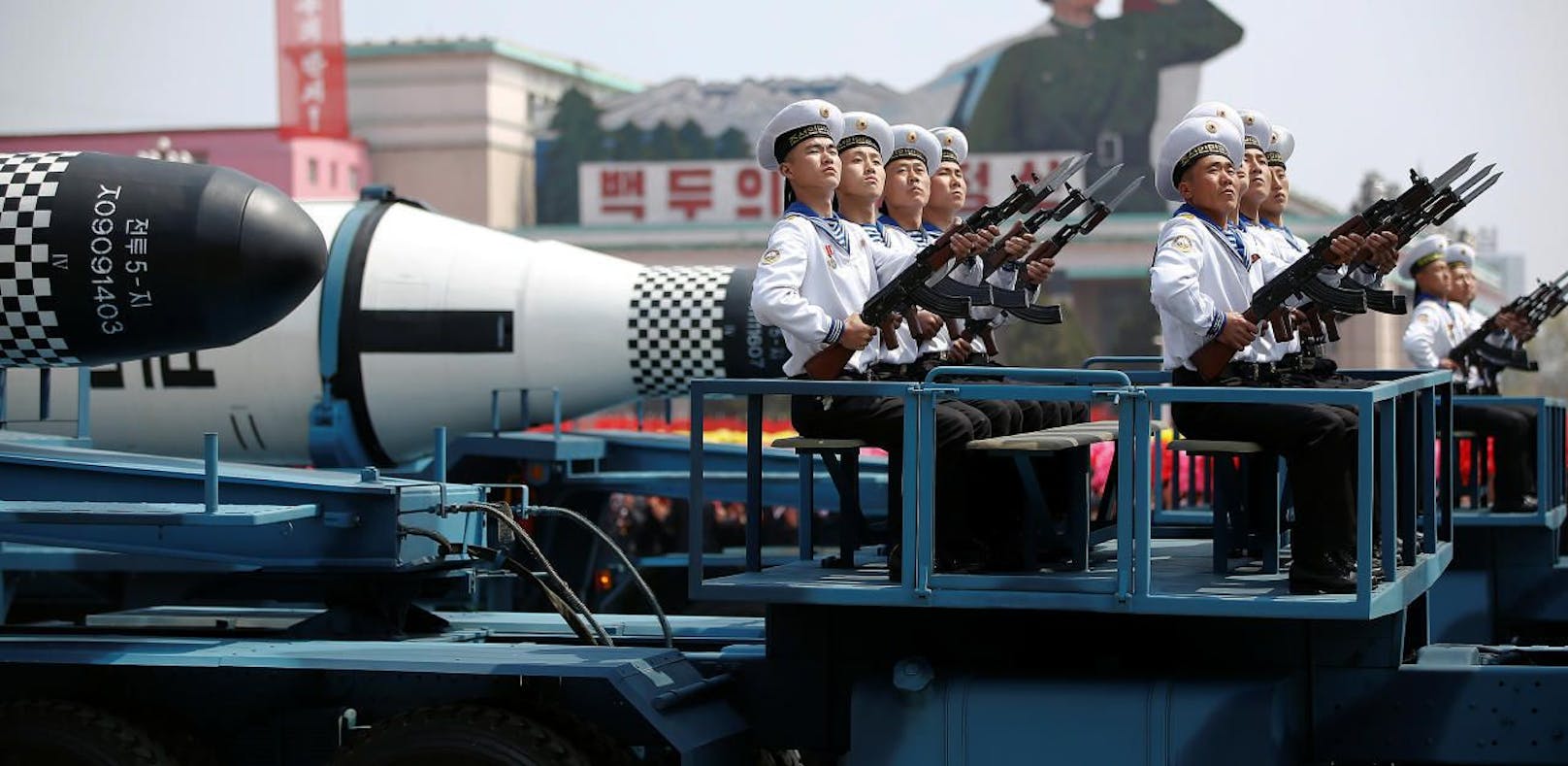 Das nordkoreanische Militär präsentierte seine Raketen unter anderem bei der Miltärparade zum 105. Geburtstag des Staatsgründers Kim Il-sung.