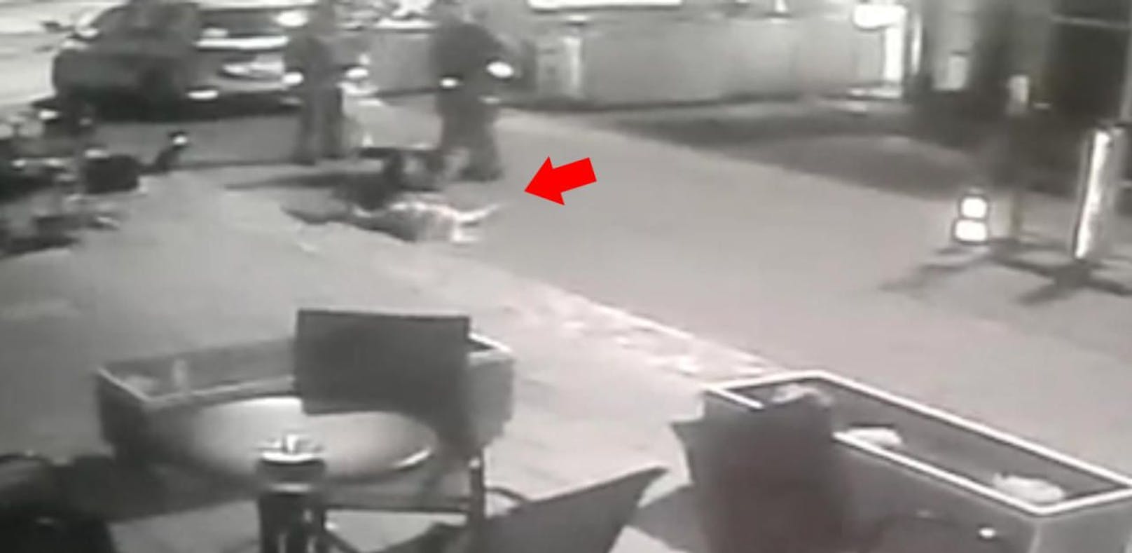 Video zeigt, wie Leobener Polizist Frau niederstößt