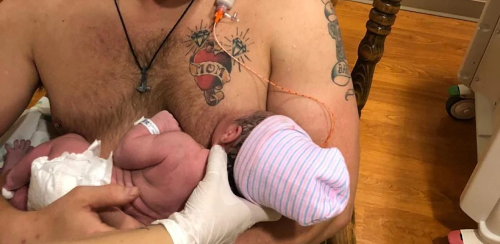 Der Amerikaner Maxamillian Neubauer stillte sein Neugeborenes, nachdem die Mutter nicht konnte.