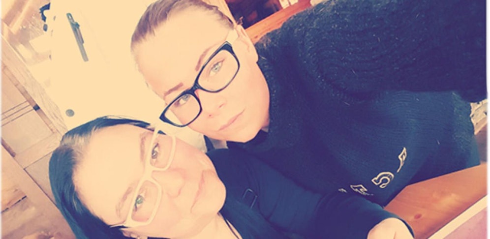 Melanie (r.) und ihre Mutter suchen "Karl". 