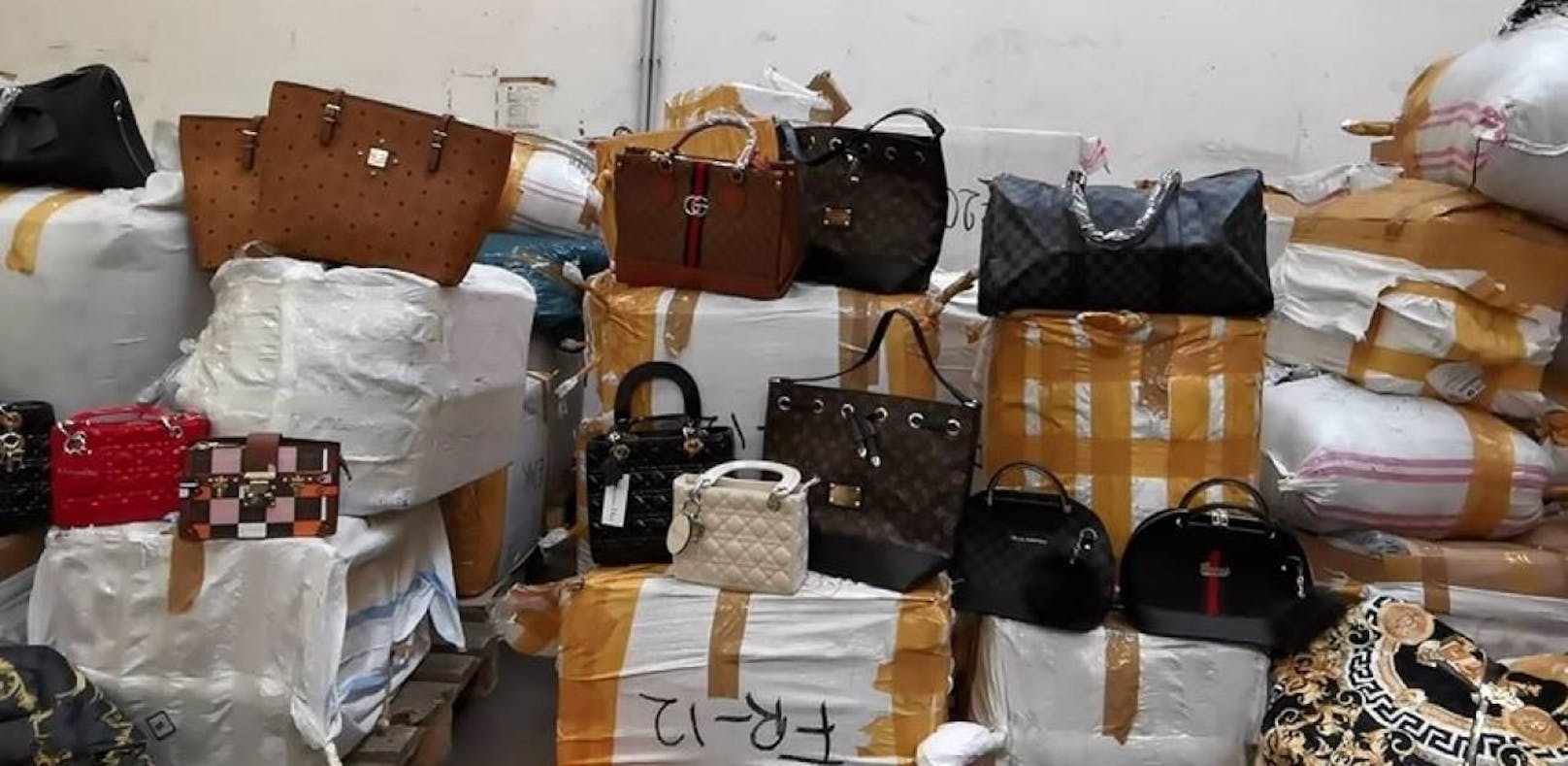 6 Tonnen Fake-Mode: Zoll stoppt Weihnachtsmarkt-Mafia