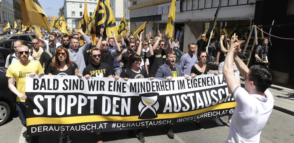 Ein Aufmarsch der rechtsextremen "Identitären" in Wien im Jahre 2015. Die rechte Verschwörungstheorie vom "Großen Austausch" ist ein zentrales Element der Ideologie des Christchurch-Attentäters.