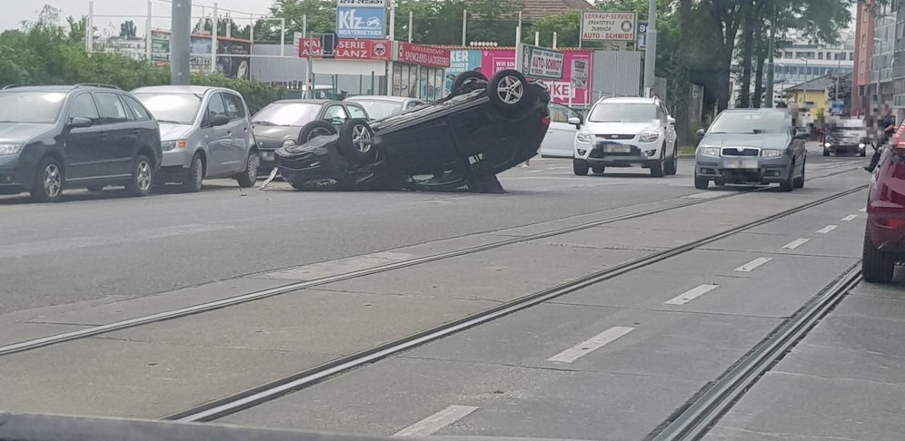 Schlimmer Crash: Auto überschlug sich und landete auf der Motorhaube.