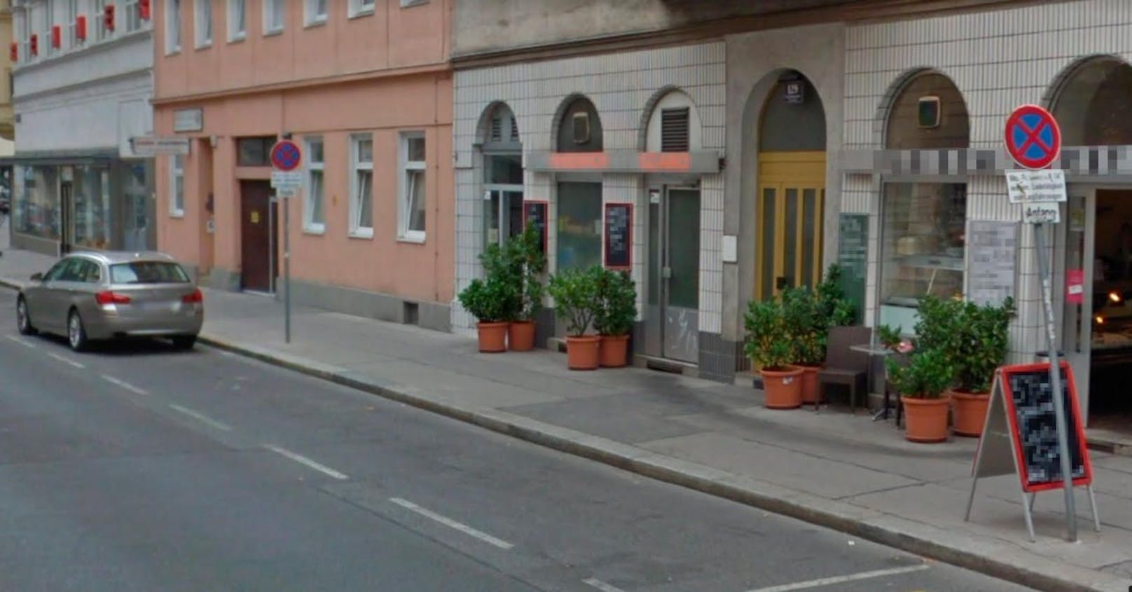 Blümentöpfe vor einem Geschäft in der Schönbrunner Straße. Symbolfoto