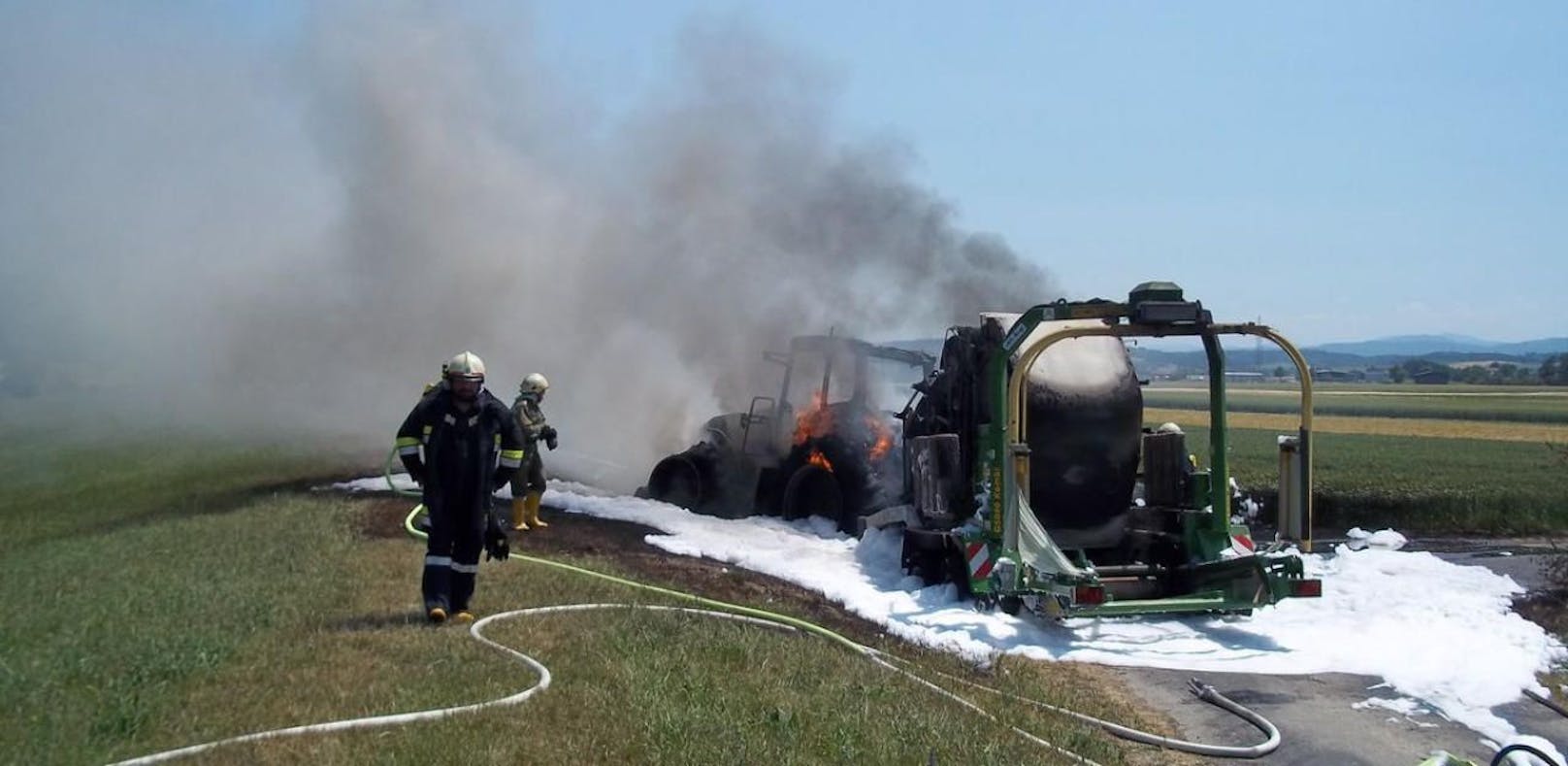 Traktor und Ballenpresse brannten völlig aus