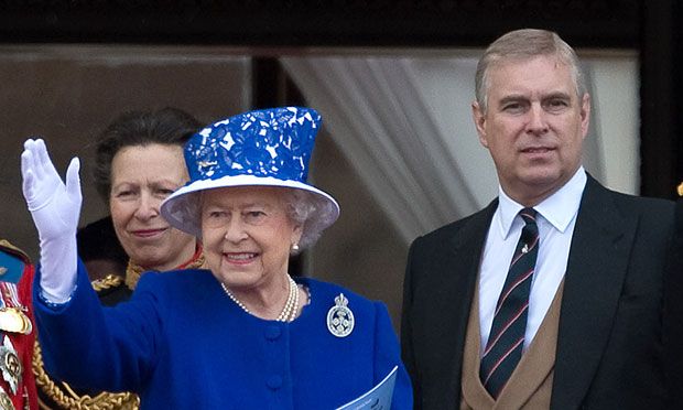 Queen Elizabeth II. erlebt diesen Skandal um ihren Sohn Prinz Andrew (r.) zum Glück nicht mehr mit.