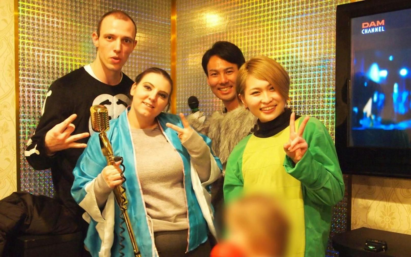 Freunde gibt's in Japan zu mieten: Kerstin und Scott singen Karaoke.