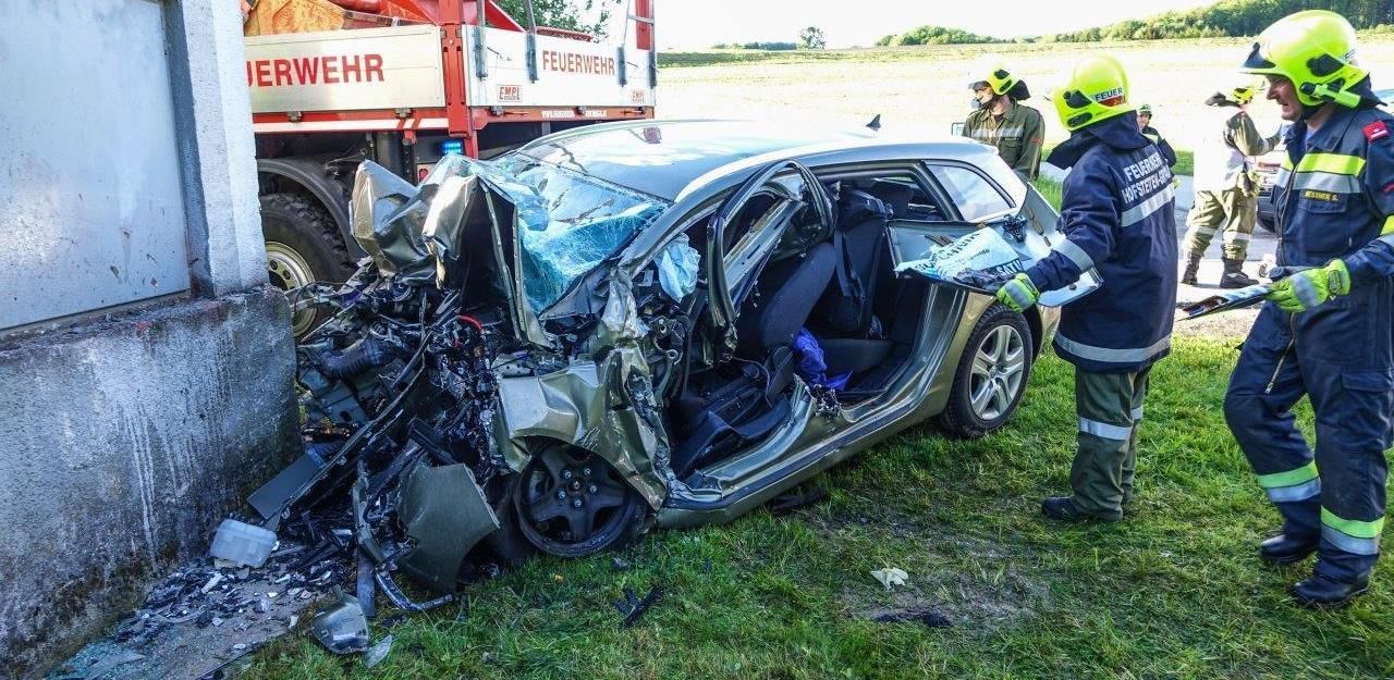 Heute.at - Frontal gegen Mauer: Mann (38) in Lebensgefahr