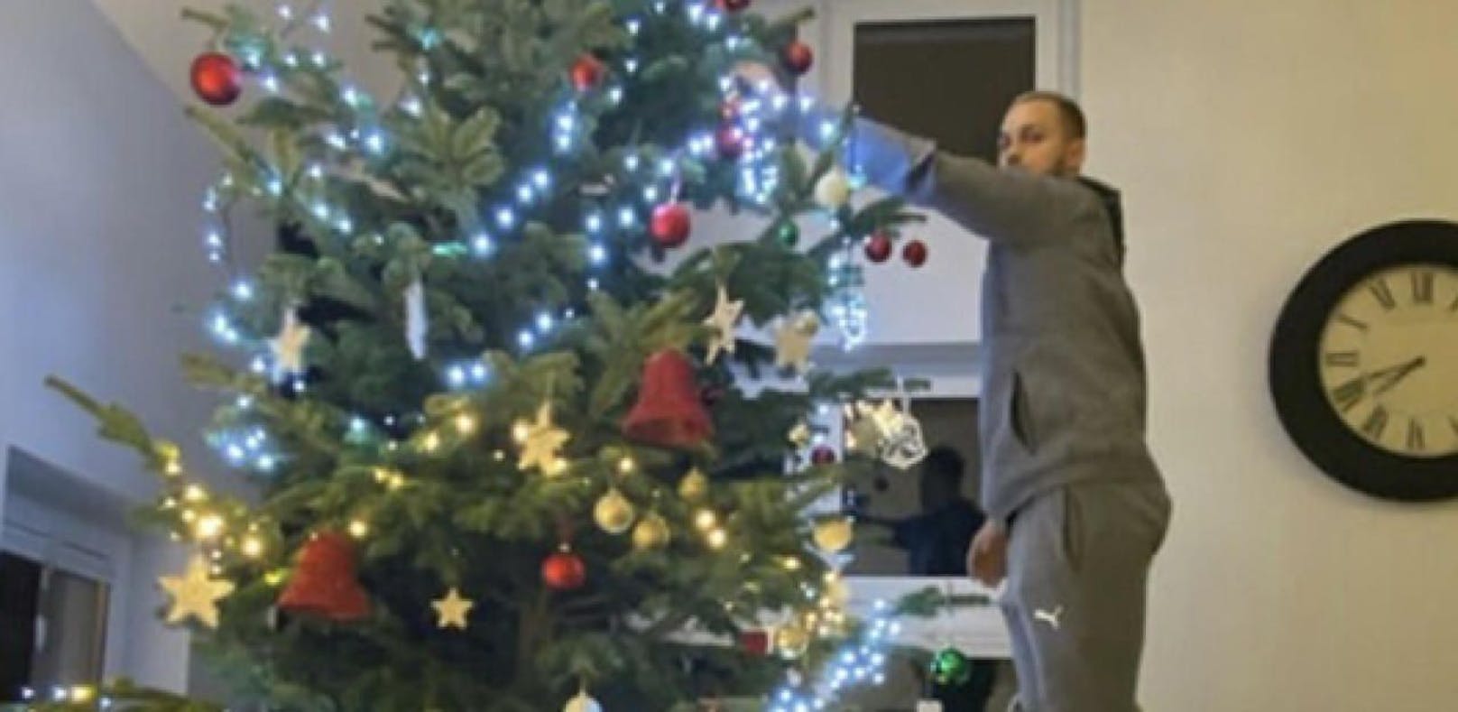 Marko Arnautovic zeigt seinen Riesen-Weihnachtsbaum