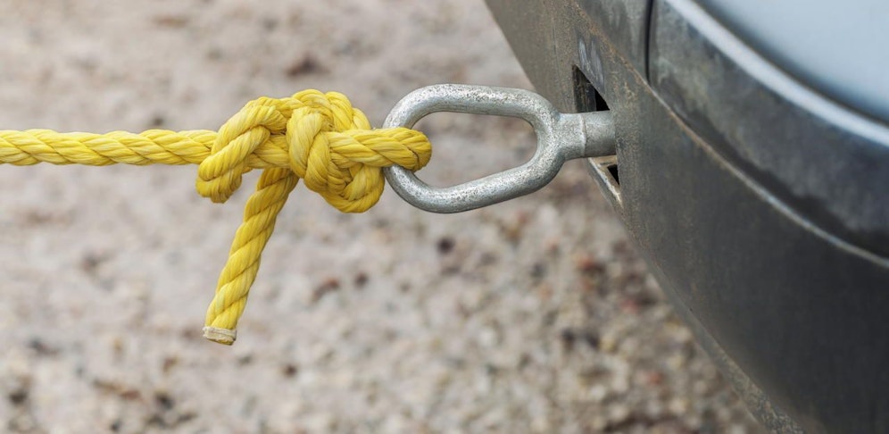 Der Mann hatte die Frau mit einem Seil hinter dem Auto hergeschleift.