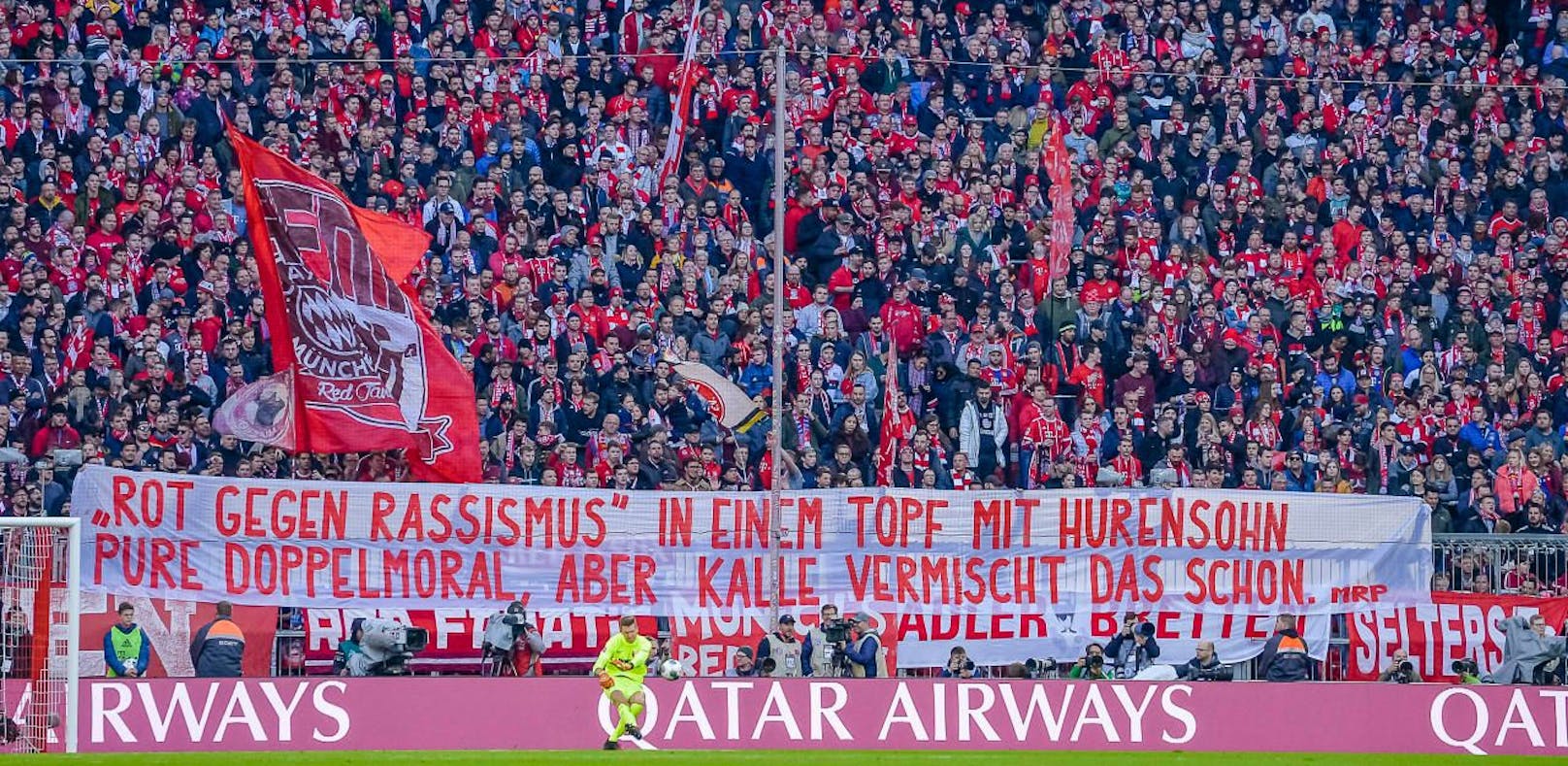 Bayern-Fans protestieren gegen die Doppelmoral der eigenen Klub-Bosse. 