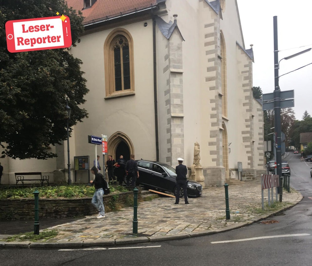 Der Mercedes steckte fest: Die Wiener Berufsfeuerwehr rückte aus und barg das verunglückte Auto.