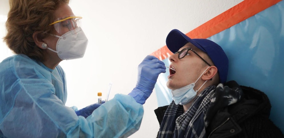 So läuft ein Coronatest-Abstrich ab. (Symbolbild)