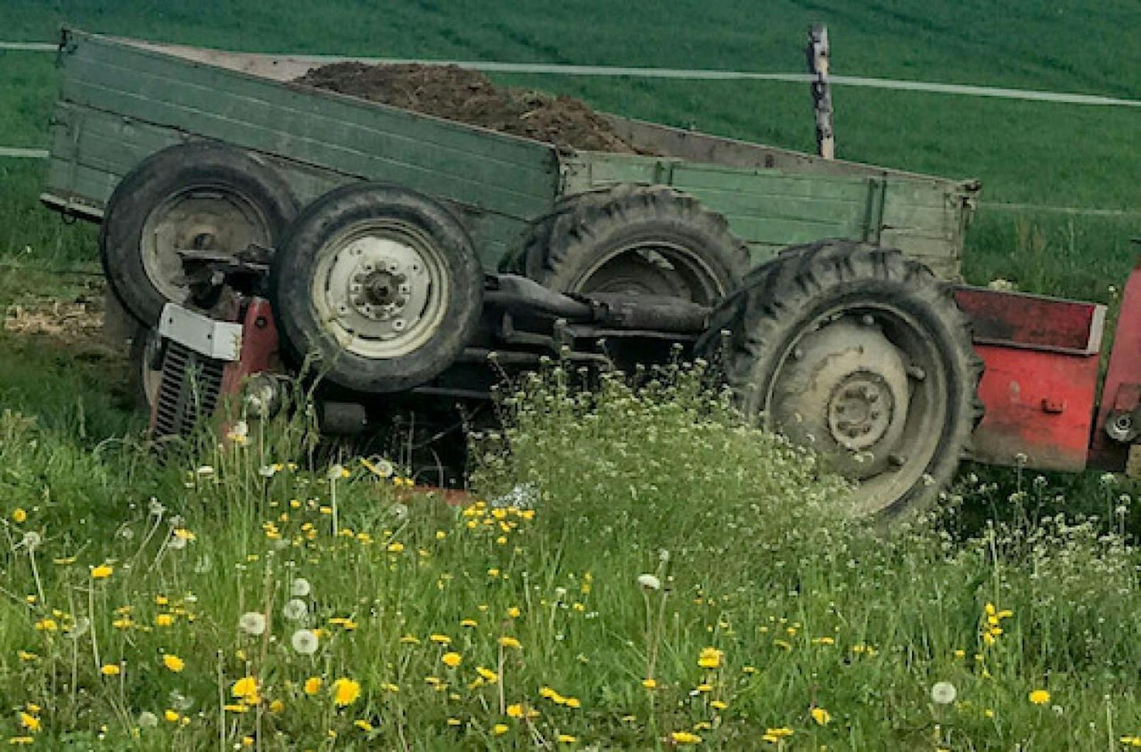 Der 40-Jährige geriet bei dem Unfall unter den Traktor und verstarb an der Unfallstelle.